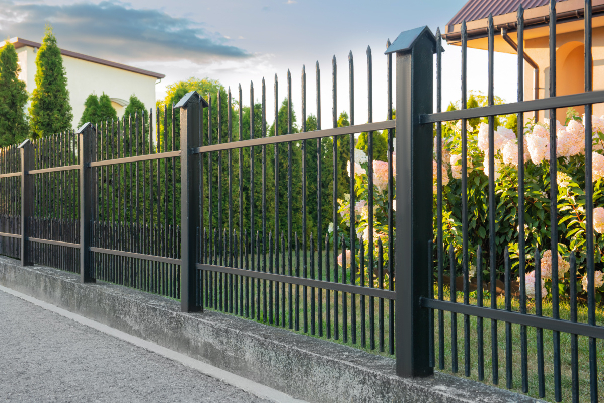 Metallzaun für Garten und Grundstück: Der umfassende Ratgeber 2025